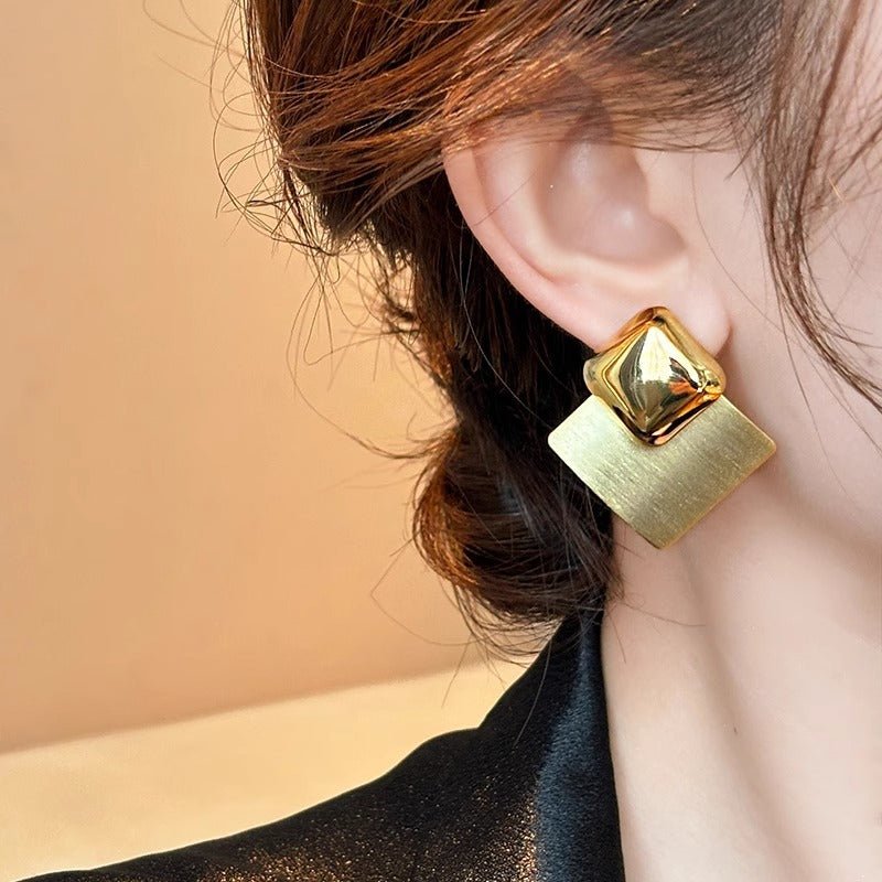 Elevate your look with these stunning vintage earrings featuring a bold yet minimalist design and glamorous shine. - ACOOE