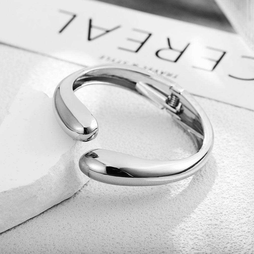 ACOOE's elegant gold chunky waterdrop bangle - ACOOE